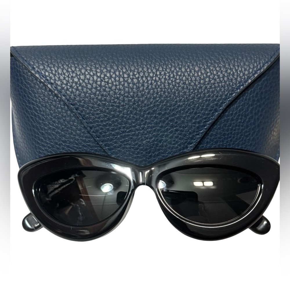 LOEWE Curvy Cat Eye Sunglasses Style #: LW40096I w/ BRANDED Case & Dustcloth EUC